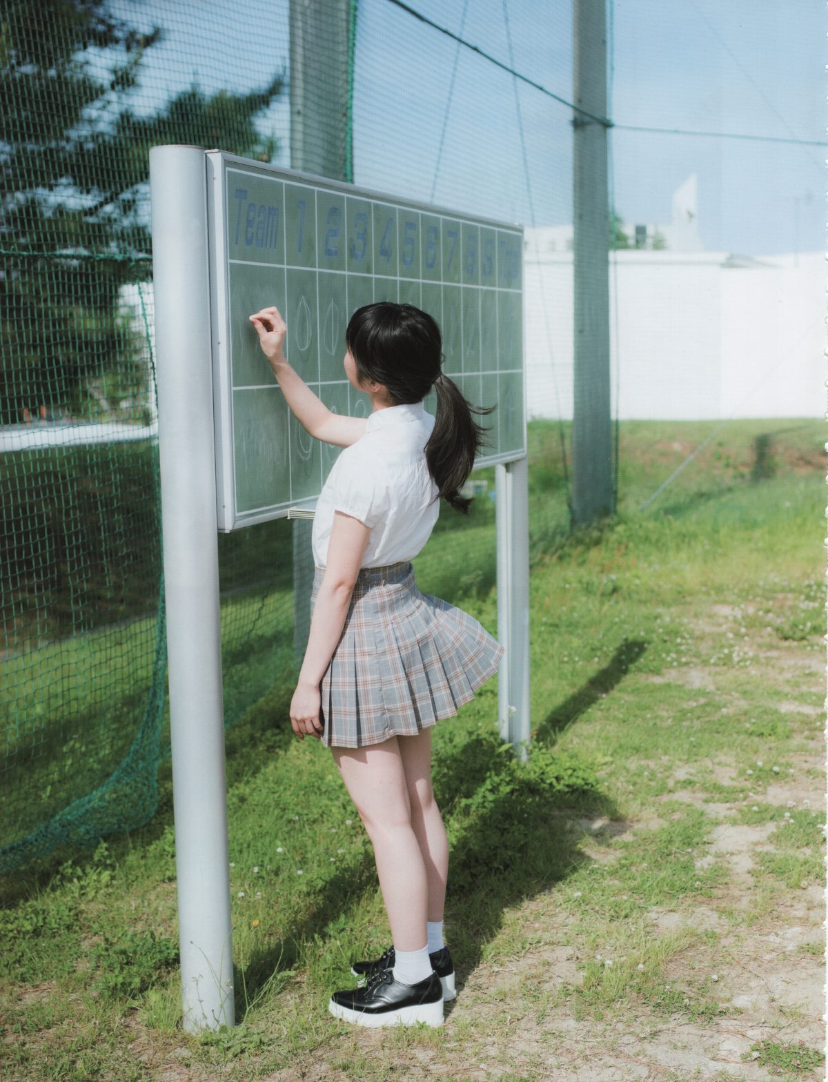 Photobook Keyakizaka46 Photobook – 21nin no Mikansei 欅坂46 ファースト写真集 21人の未完成 A 0058 8340261988.jpg