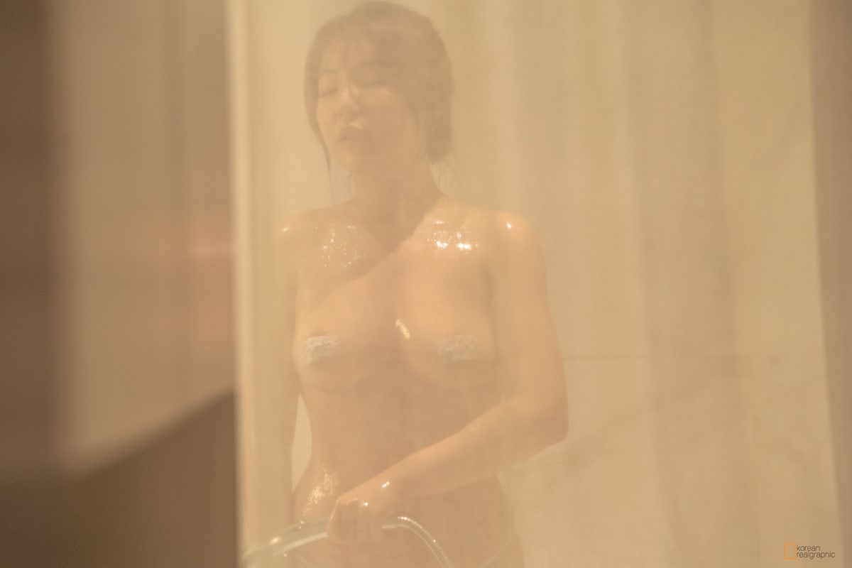 Korean Realgraphic No 046 Taking a shower 0020 3780492749.jpg