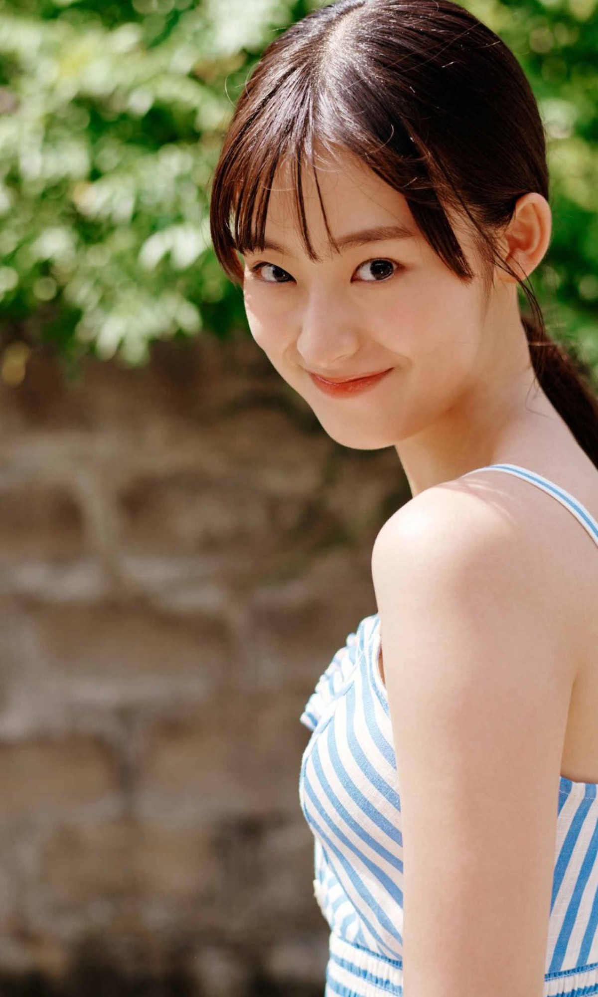 Photobook Ayaka Imoto 井本彩花 The Heroine Is Dignified And Beautiful 17 Years Old 0004 7349004771.jpg