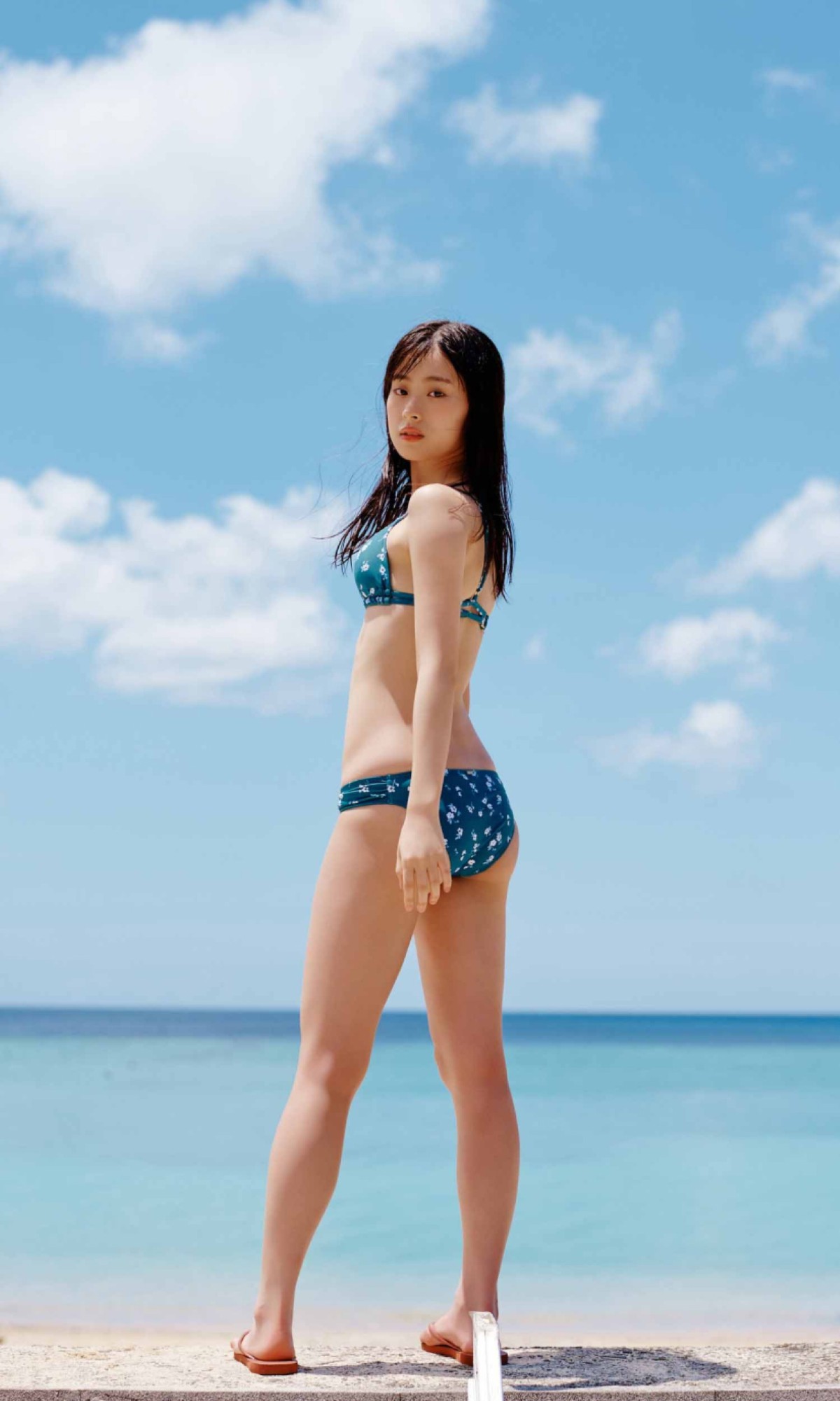 Photobook Ayaka Imoto 井本彩花 The Heroine Is Dignified And Beautiful 17 Years Old 0044 0829645204.jpg