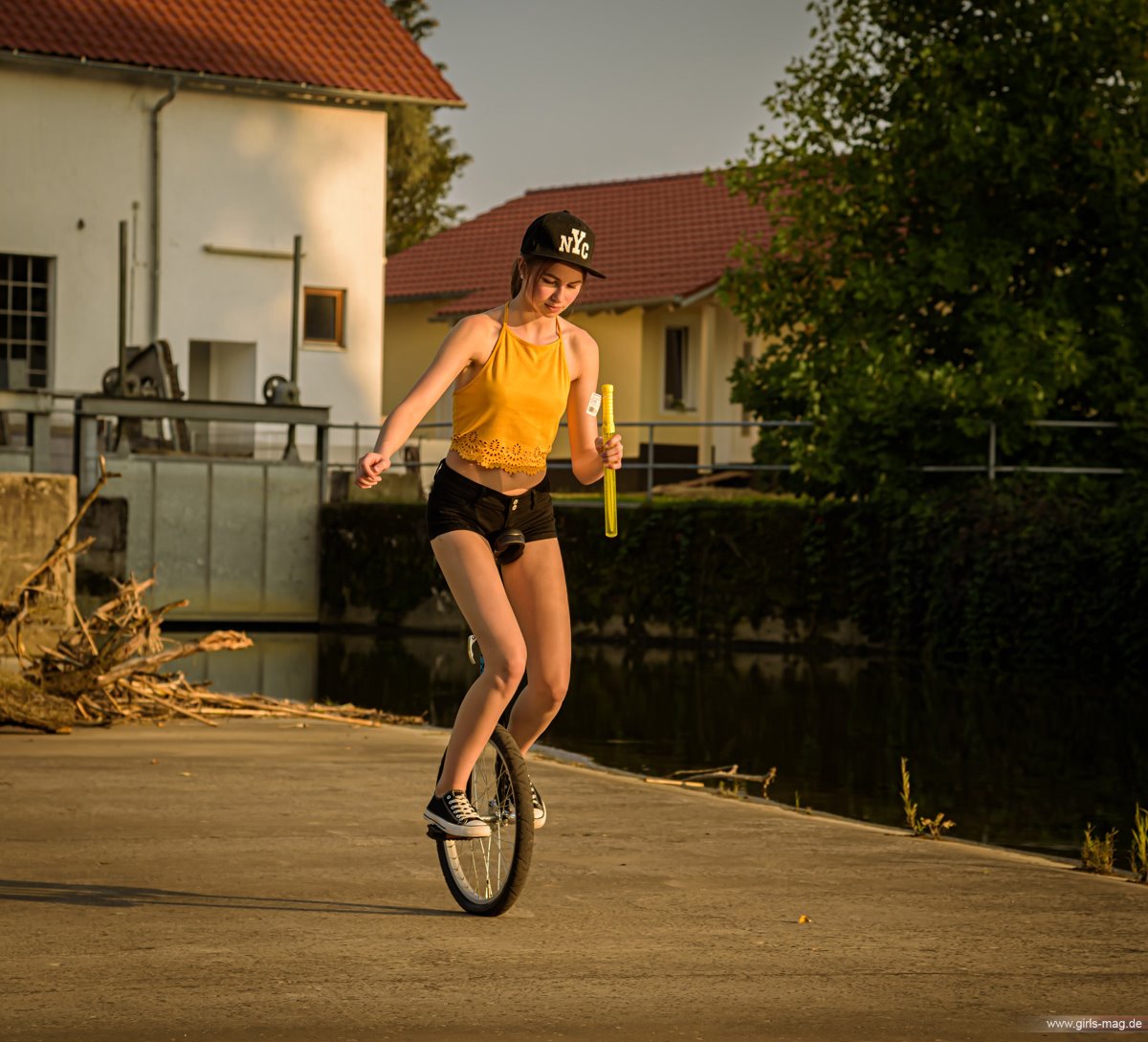 Girls Mag Annika Bubbles on a Unicycle 0100 4786170707.jpg