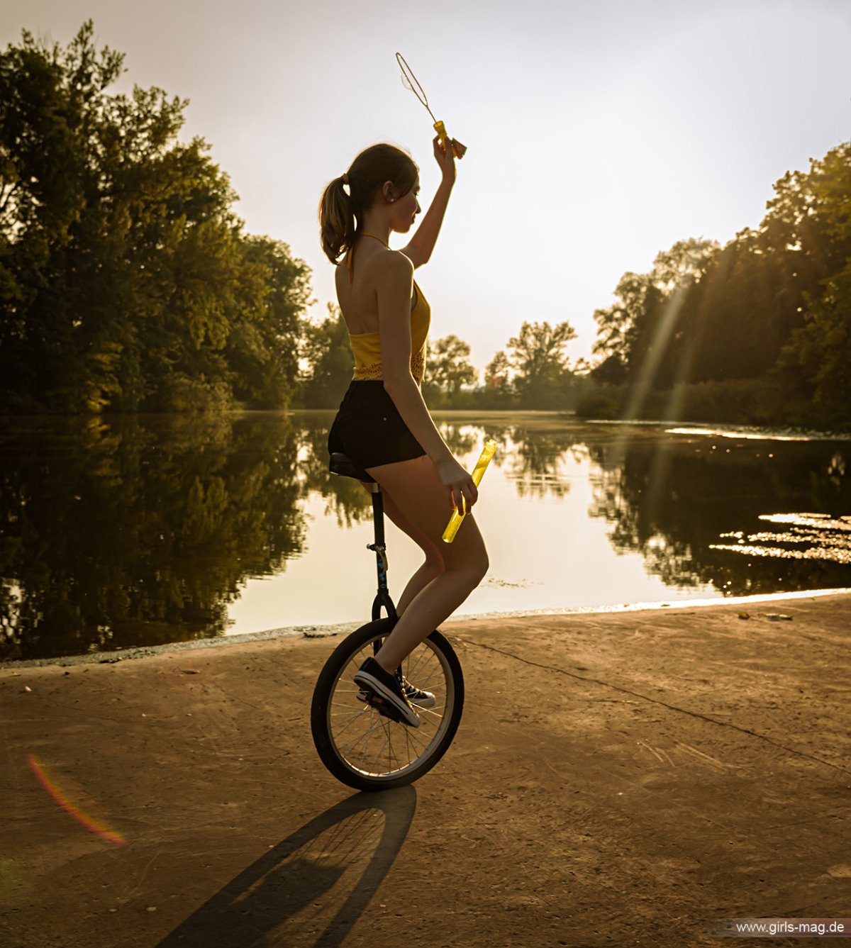 Girls Mag Annika Bubbles on a Unicycle 0124 9661918993.jpg