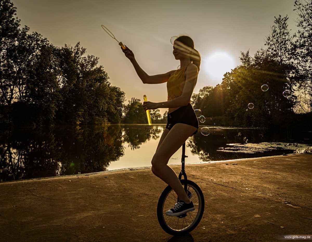 Girls Mag Annika Bubbles on a Unicycle 0140 6798596588.jpg