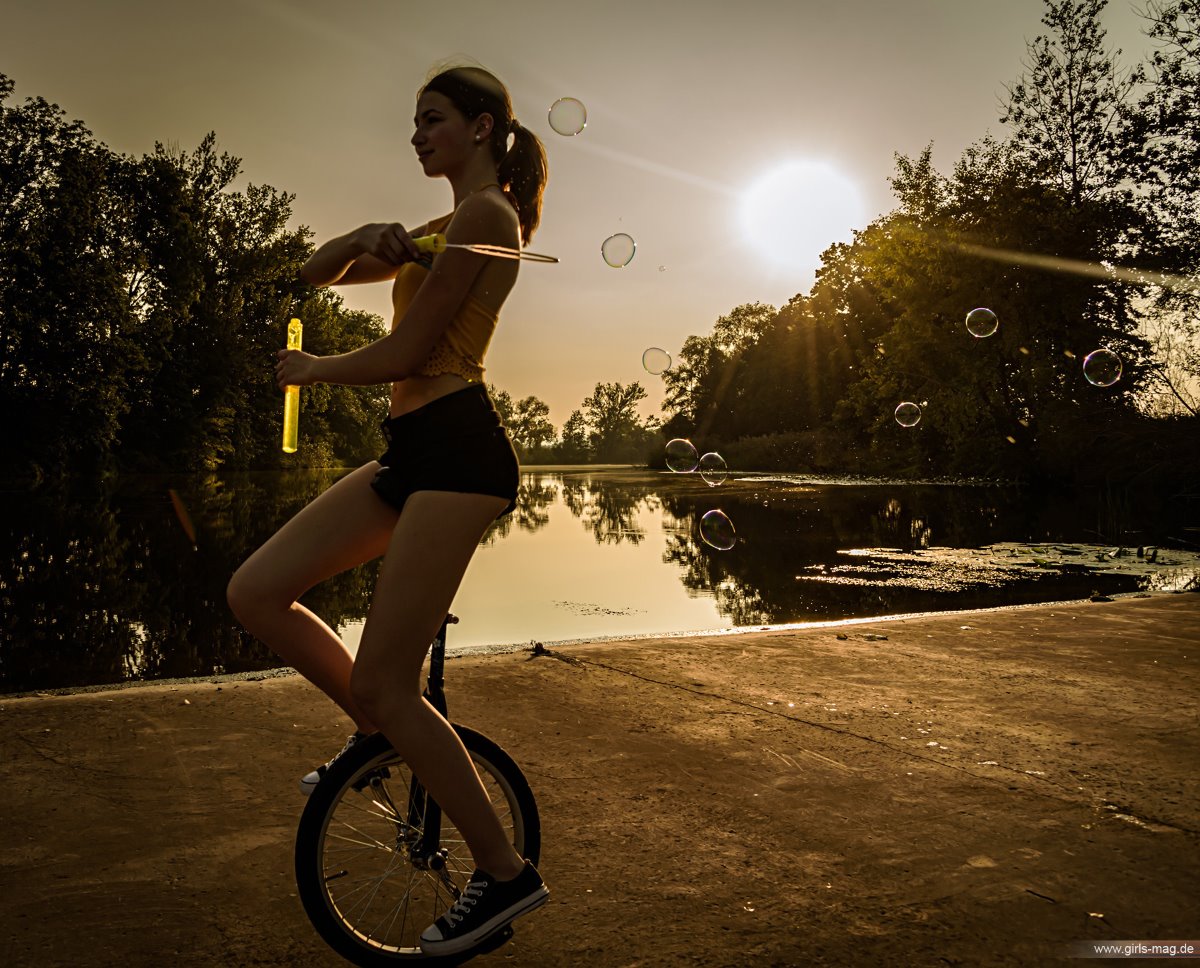 Girls Mag Annika Bubbles on a Unicycle 0141 6013001624.jpg