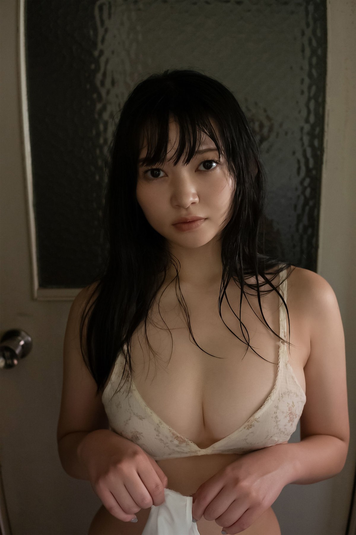 Weekly Gendai Photobook 2023 07 09 Suzuka Sayama 佐山すずか Body Wet In The Shower 0037 6098876221.jpg