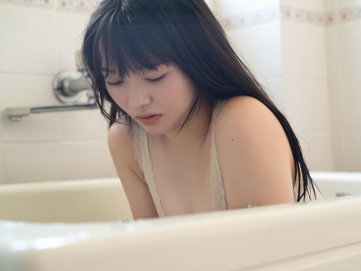 Weekly Gendai Photobook 2023 07 09 Suzuka Sayama 佐山すずか Body Wet In The Shower 0080 2421860615.jpg