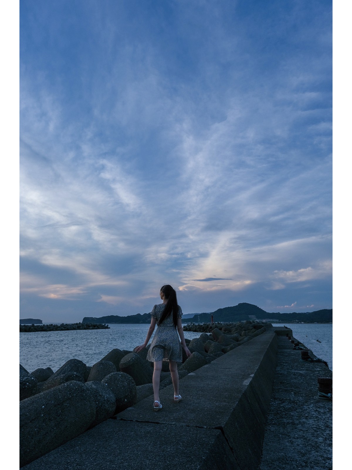 Photobook 2022 09 09 Kozue Minami 美波こづえ Sound Of Waves 0050 9421798653.jpg